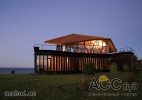 Деревянный домик в панорамой на вулканы