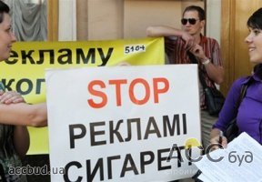 Азаров желает запретить рекламу алкоголя и сигарет в интернете